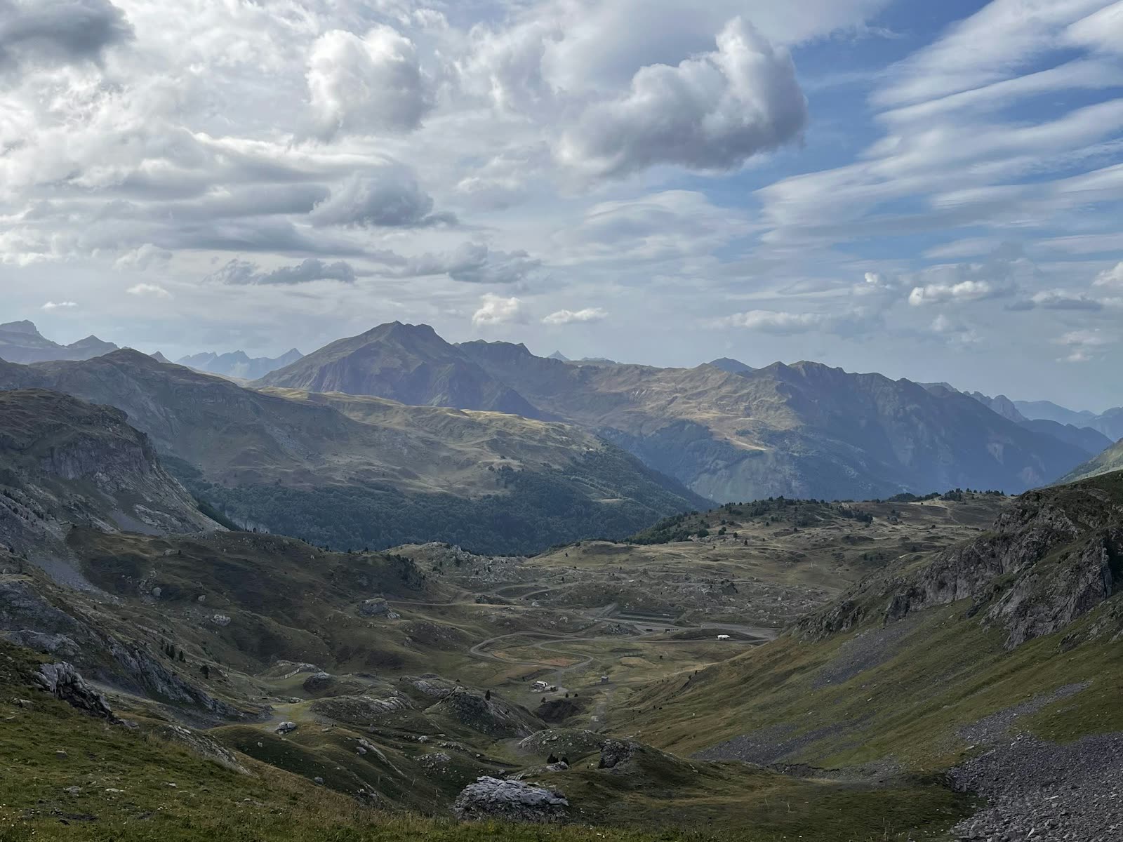 Valle verde del Pirineo aragonés en Candanchú entre montañas