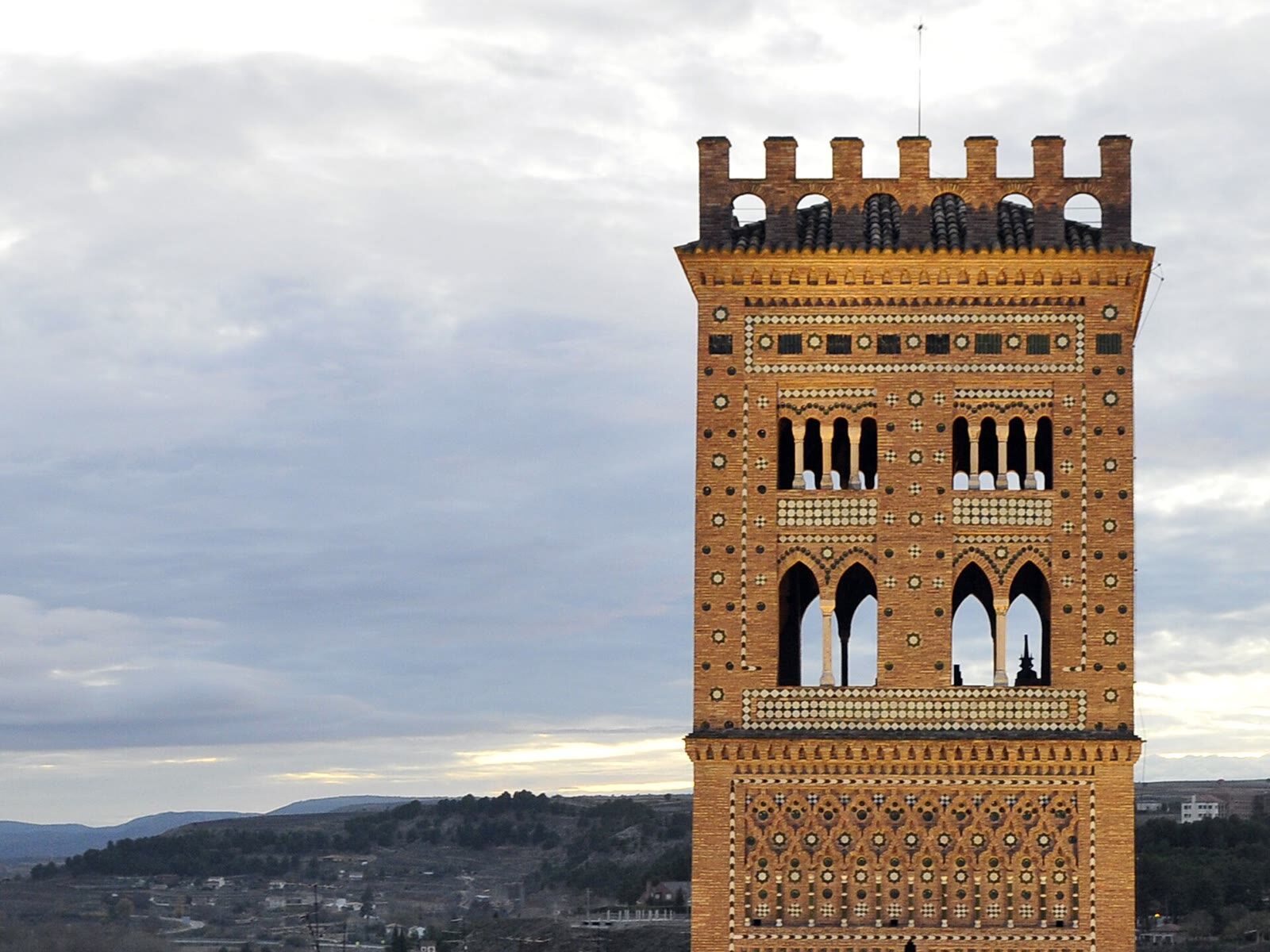 Torre mudéjar de El Salvador en Teruel, con su decoración de cerámica y ladrillo