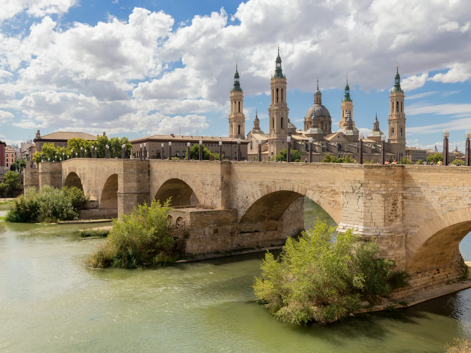 Puente de Piedra sobre el río Ebro con la Basílica del Pilar de Zaragoza al fondo