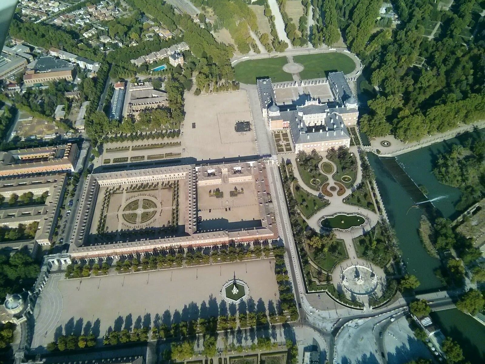 Vista aérea del Palacio Real de Aranjuez con sus jardines históricos y el río Tajo
