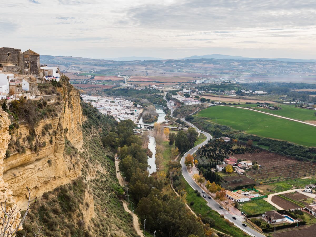 Casas de Arcos de la Frontera al borde del cortado sobre el río Guadalete, vistas desde el Balcón de la Peña Nueva