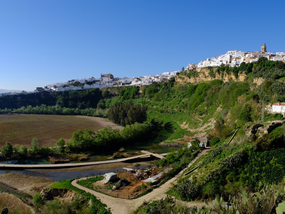 El peñón de Arcos de la Frontera con la torre de la Basílica de Santa María sobre el casco histórico blanco