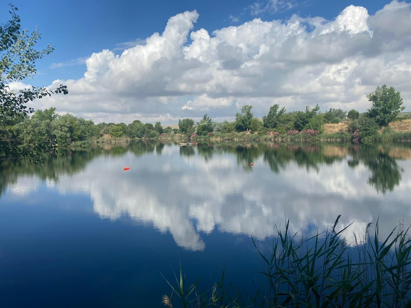 Lagunas de las Madres en Arganda del Rey, reflejando el cielo y las nubes