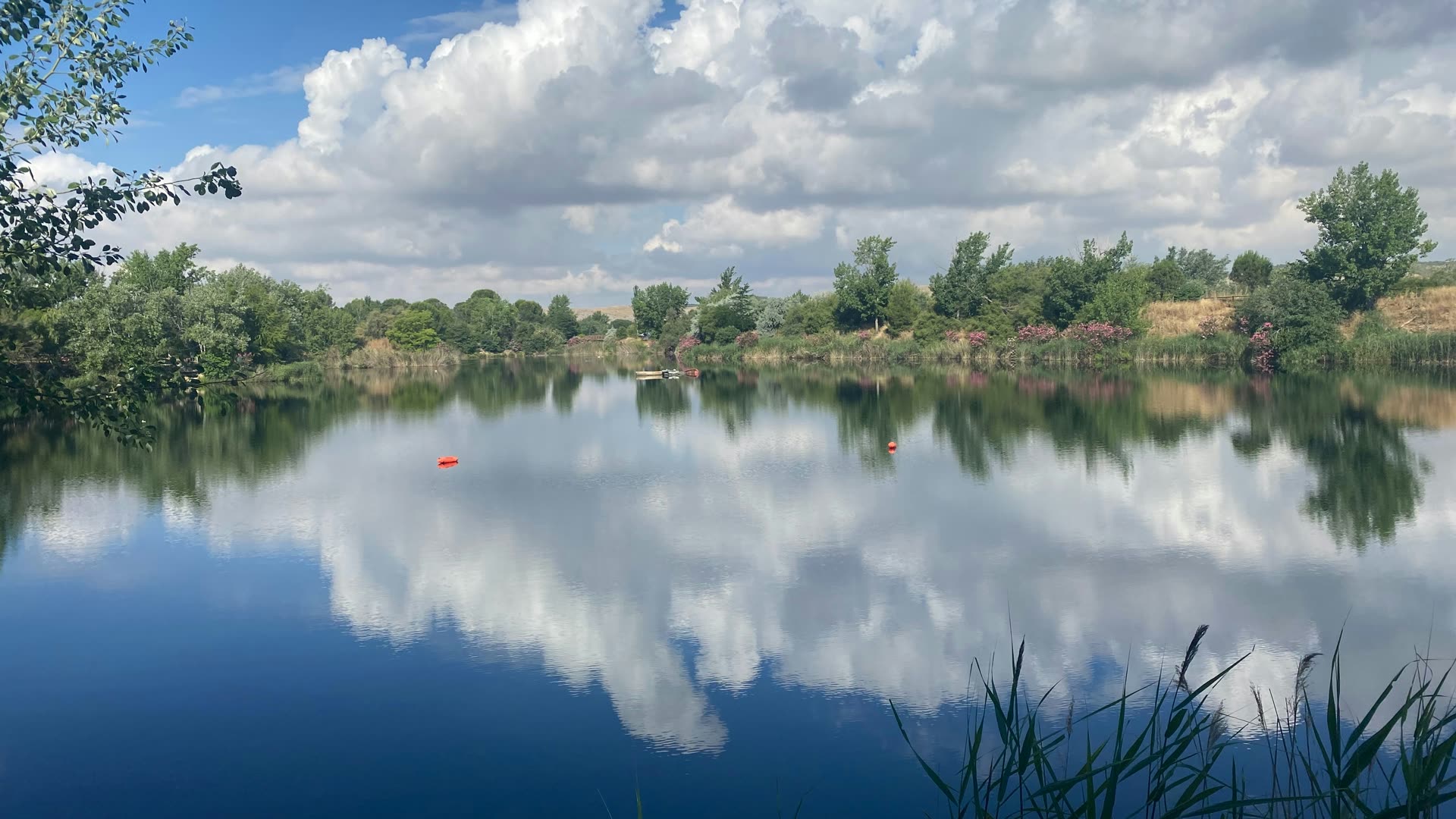 Lagunas de las Madres en Arganda del Rey, reflejando el cielo y las nubes