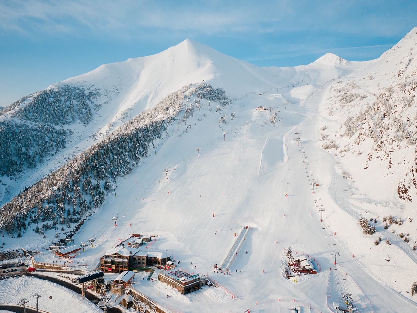 Vista aérea de las pistas nevadas de la estación de Vallnord Pal-Arinsal, con los remontes y el pueblo base