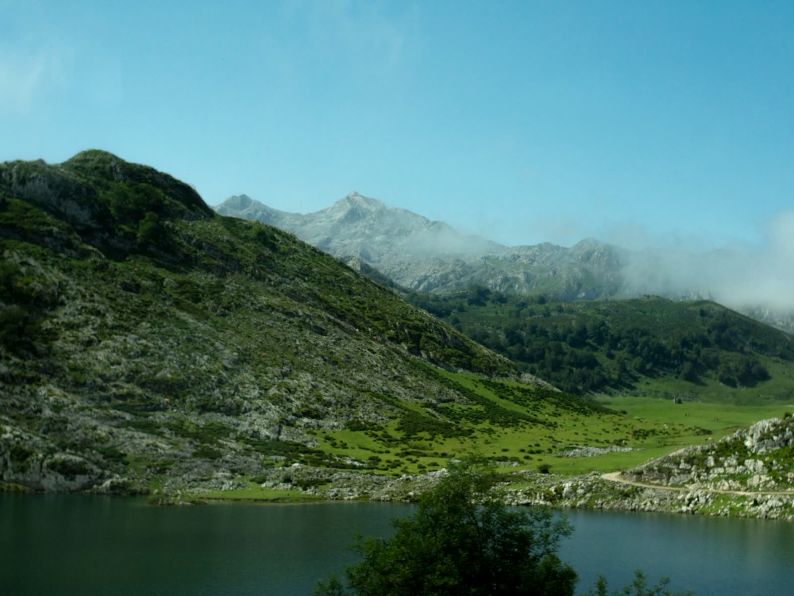 Lagos de Covadonga entre montañas verdes de los Picos de Europa