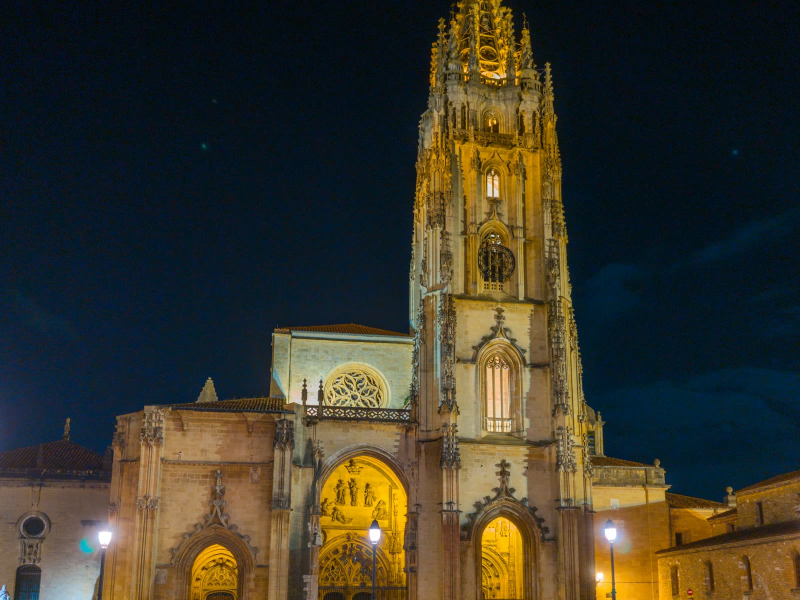 Torre gótica de la Catedral de Oviedo iluminada de noche