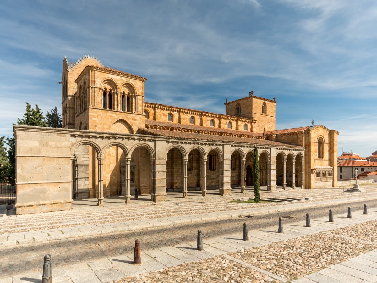 Fachada y pórtico románico de la Basílica de San Vicente en Ávila