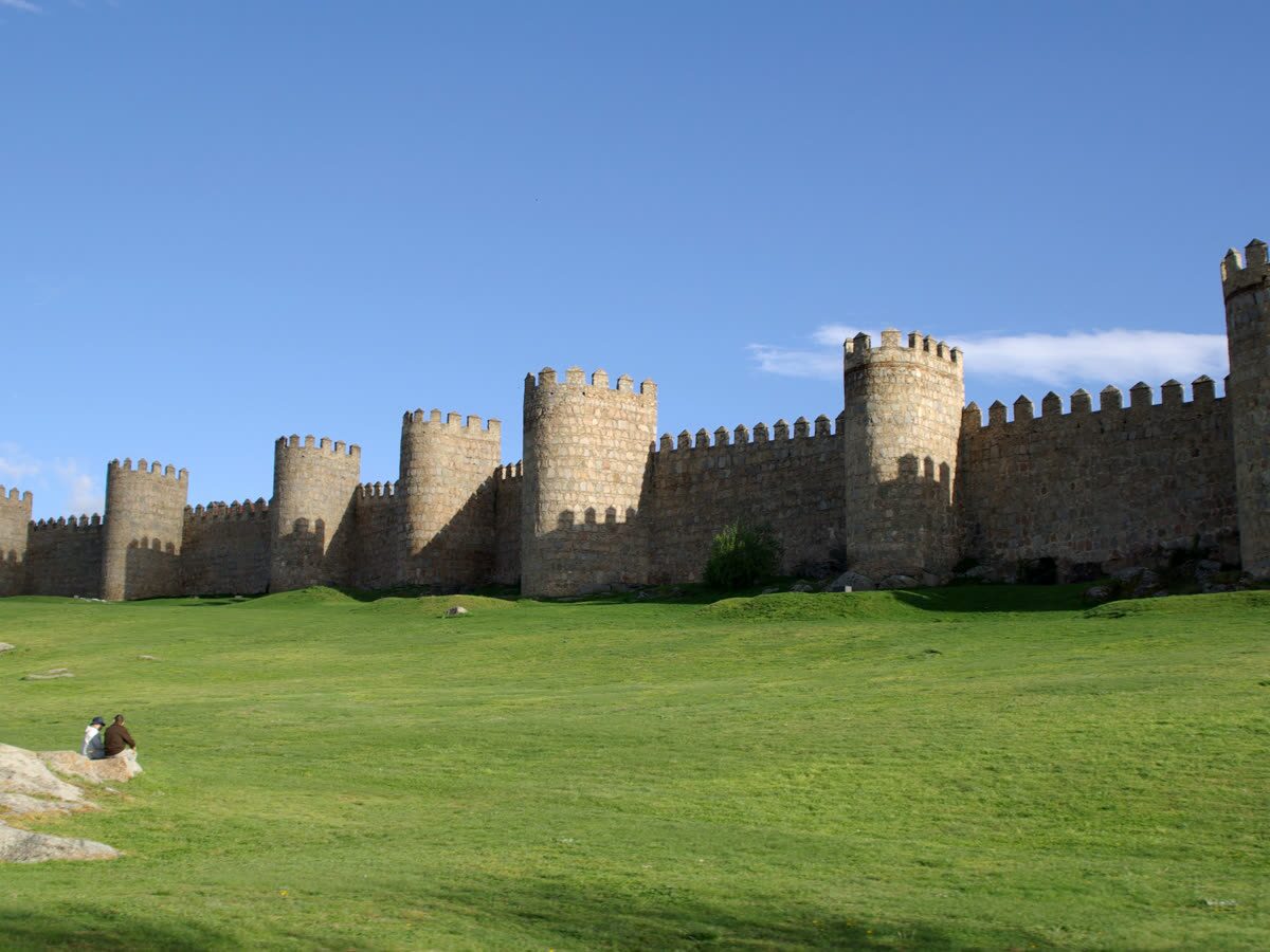 Torreones de la muralla medieval de Ávila vistos desde la pradera exterior