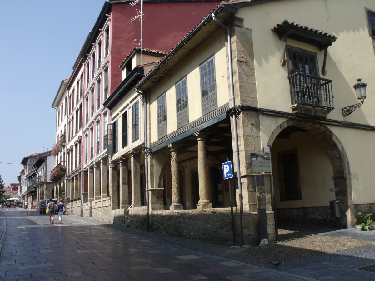 Soportales de piedra de la Calle Galiana en el casco histórico de Avilés