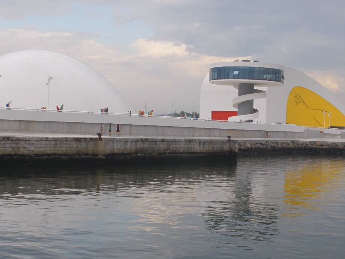 El Centro Niemeyer de Avilés junto a la ría, con su cúpula blanca y torre mirador