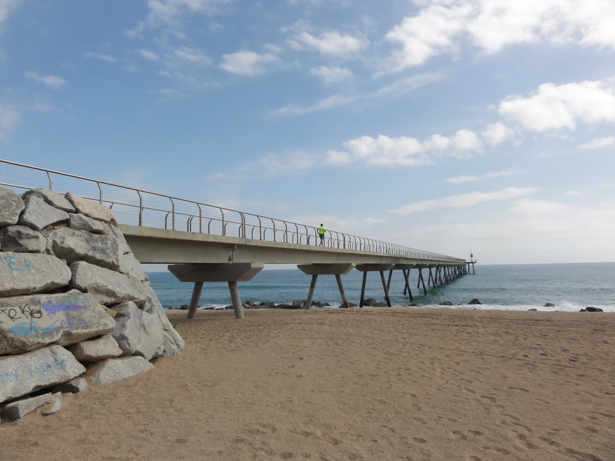 El Pont del Petroli sobre la playa de Badalona, uno de los símbolos del frente marítimo de la ciudad