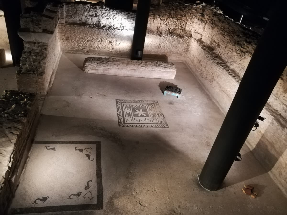 Caldarium de las Termas Romanas de Baetulo en Badalona, con suelos de mosaico originales