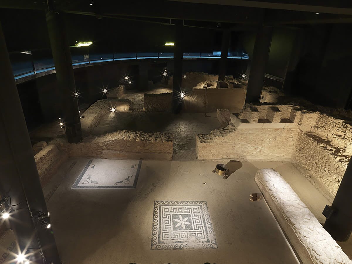 Interior de las Termas Romanas de Baetulo en Badalona, con mosaicos y muros originales conservados