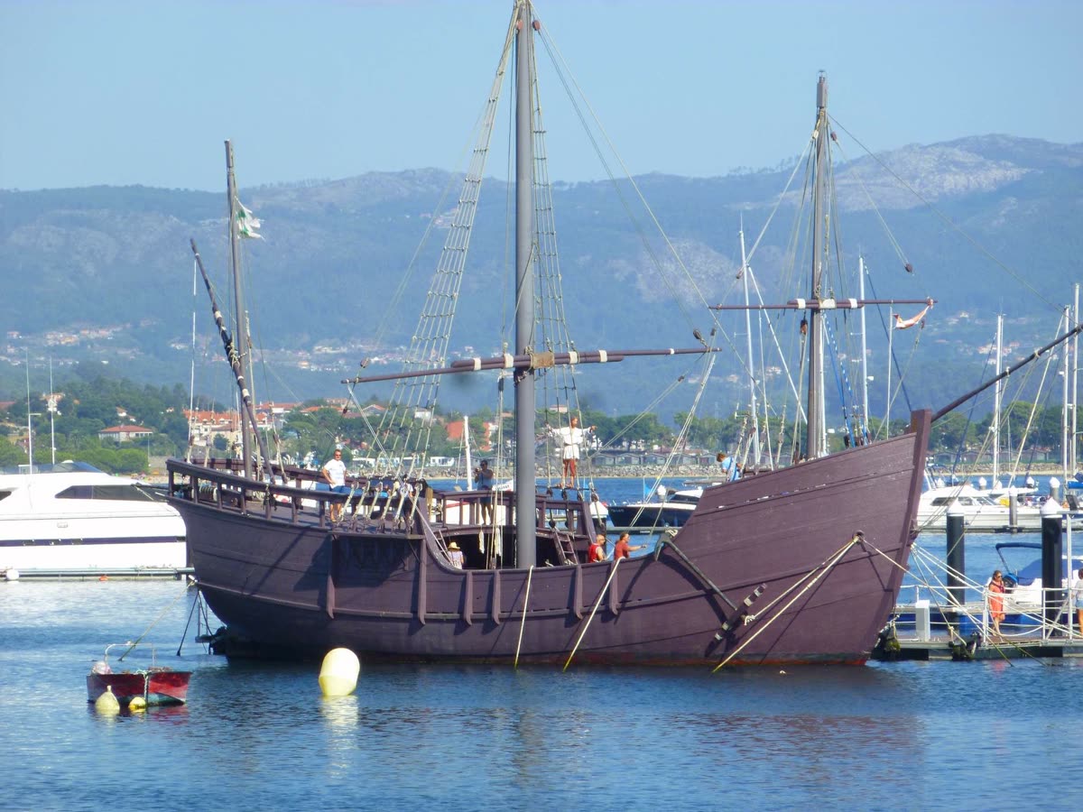 Réplica de la carabela Pinta fondeada en el puerto de Baiona