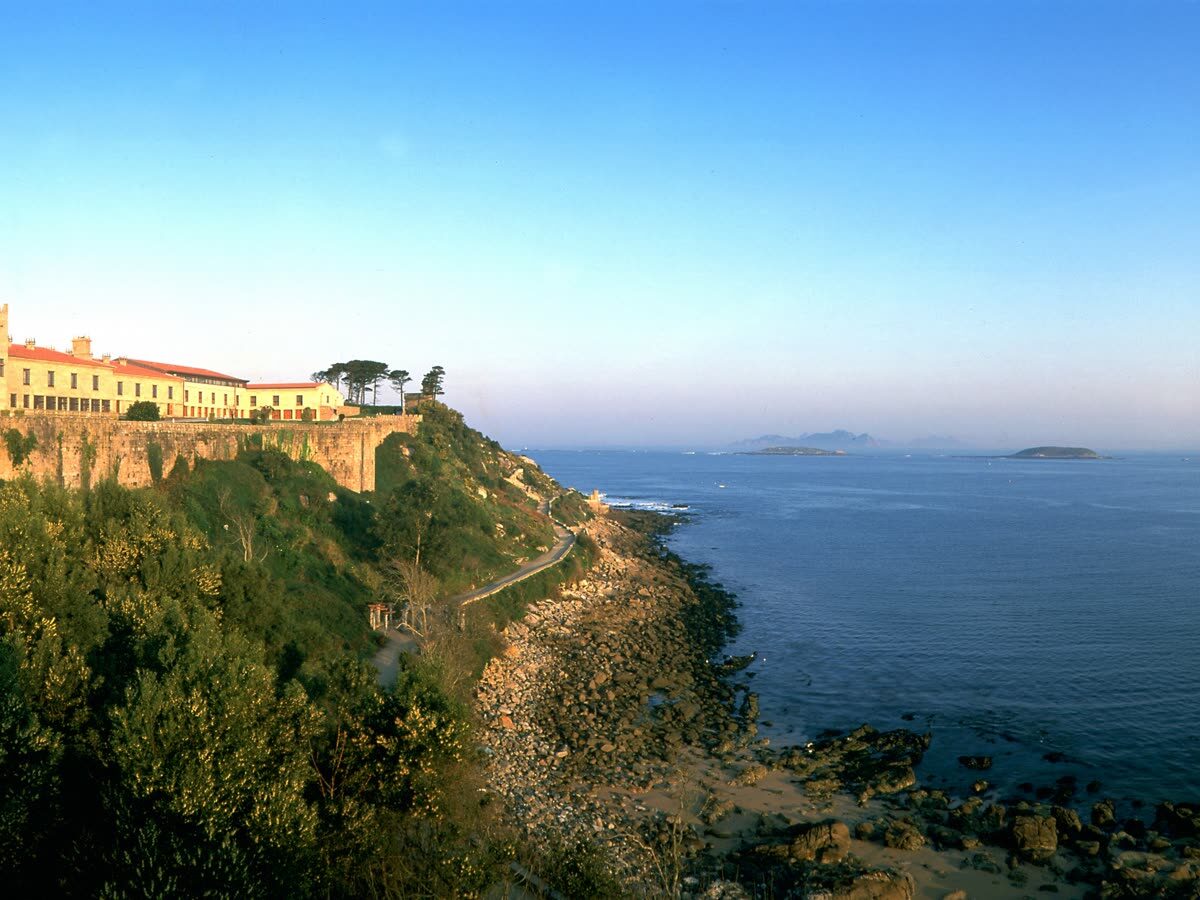 La fortaleza de Monterreal sobre la península de Baiona, con las Islas Cíes al fondo