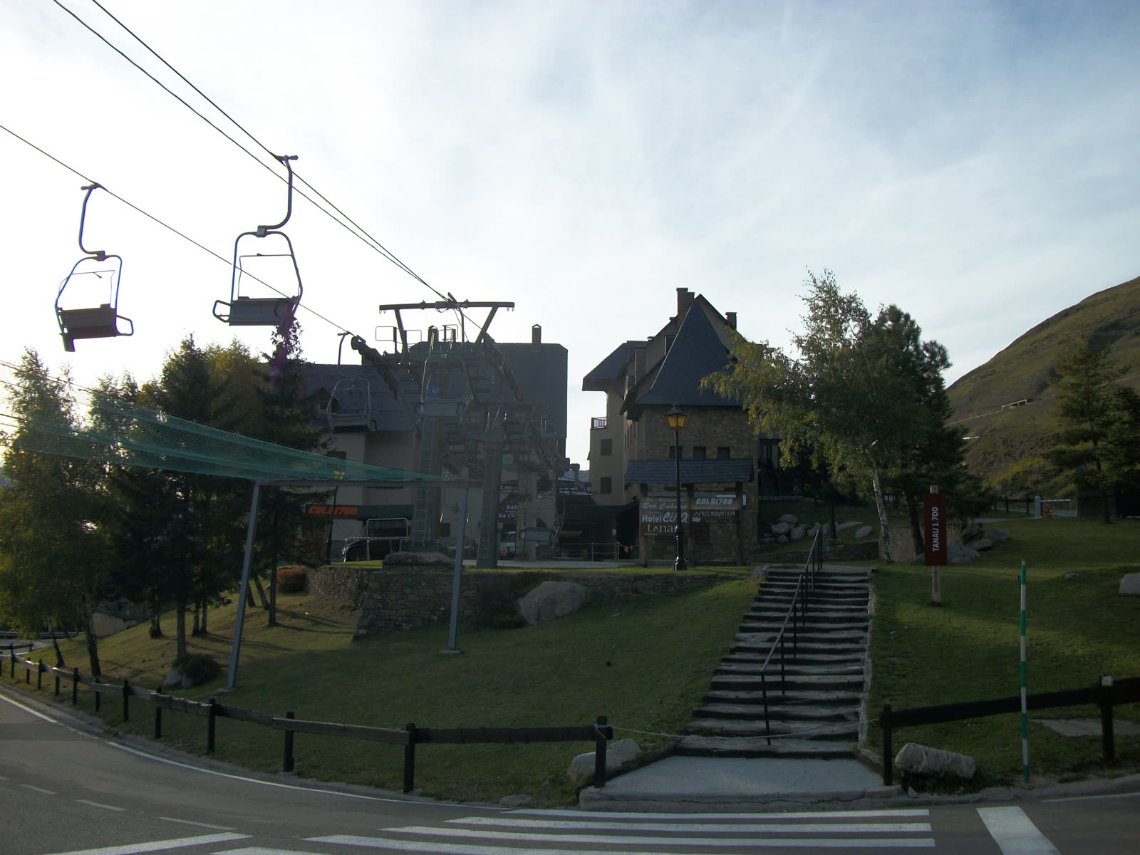 Telesilla y edificios del poblado de Tanau en Baqueira-Beret