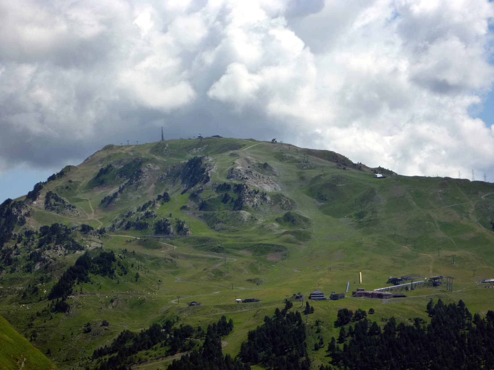 Ladera verde de montaña en verano en el entorno de Baqueira-Beret