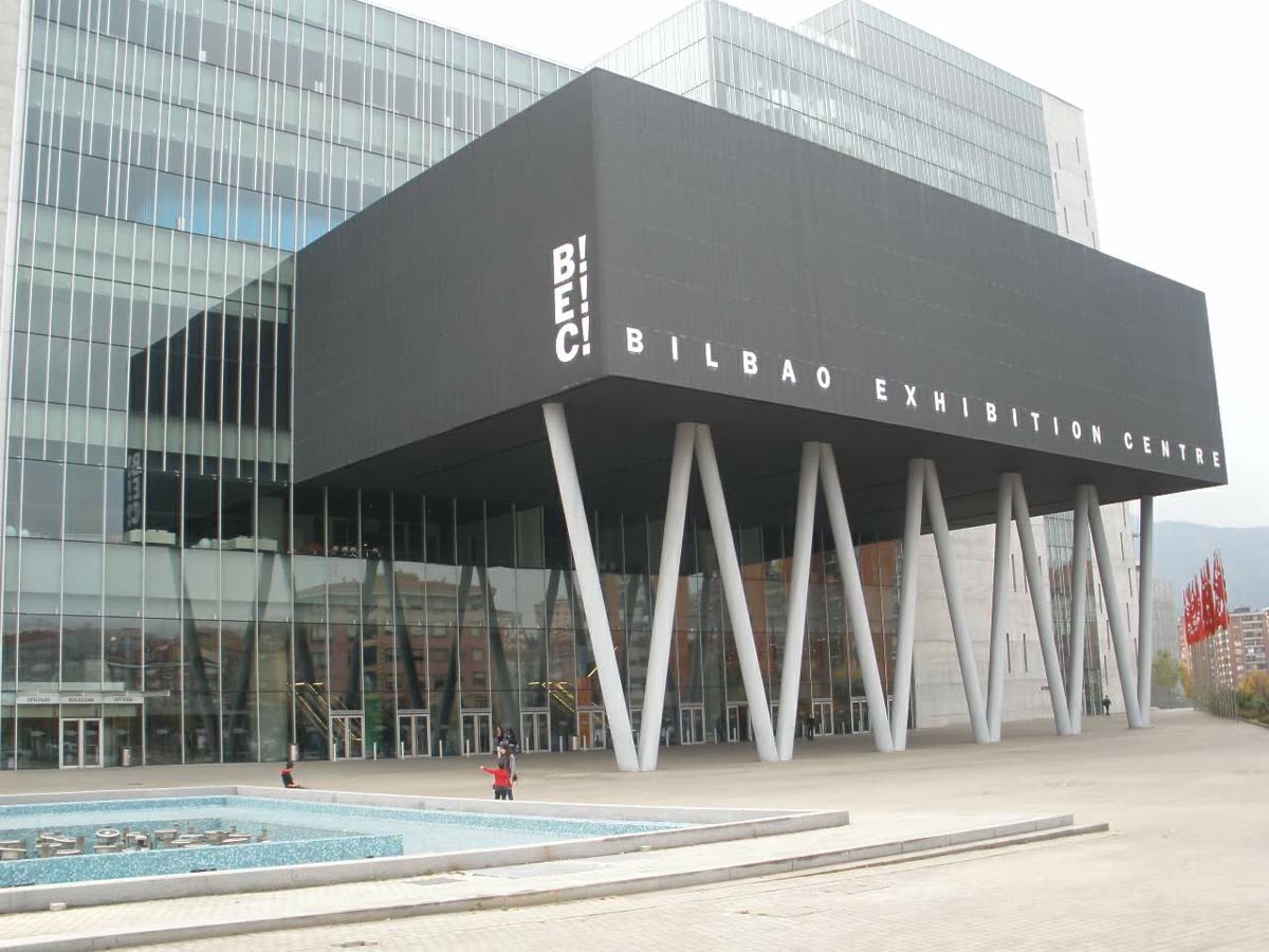 Entrada principal del BEC (Bilbao Exhibition Centre) en Barakaldo, con su gran voladizo