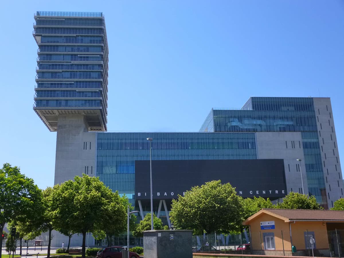 Edificio del BEC (Bilbao Exhibition Centre) en Barakaldo, con su torre de oficinas