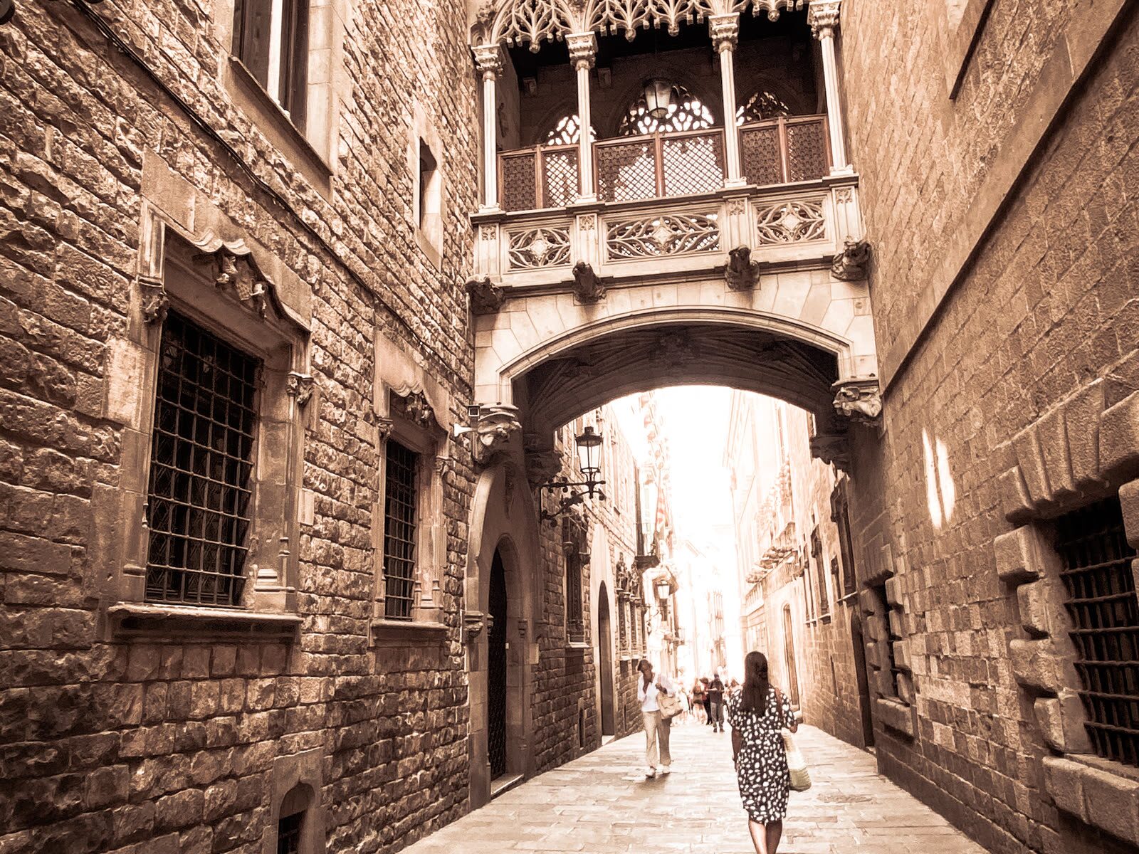 Calle del Barri Gòtic de Barcelona, con el Pont del Bisbe uniendo dos edificios históricos