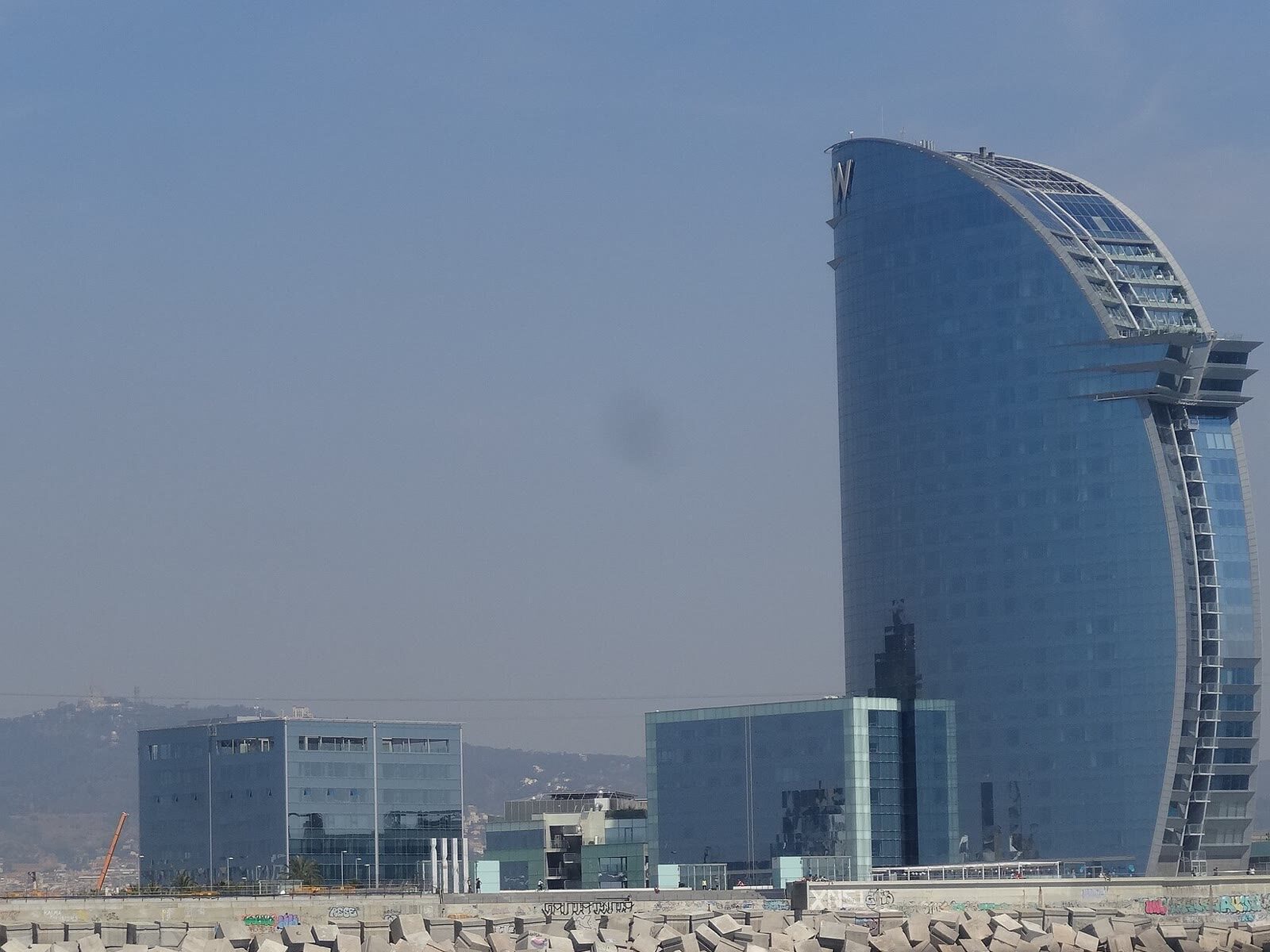 El Hotel Vela de Barcelona junto al litoral del puerto