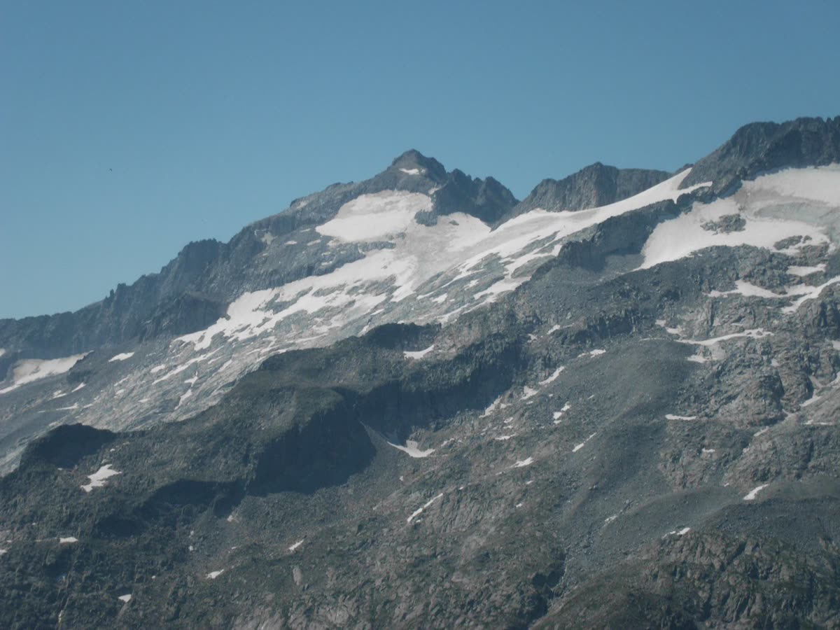 Cumbre nevada y glaciares del Aneto, techo de los Pirineos, en el macizo de la Maladeta