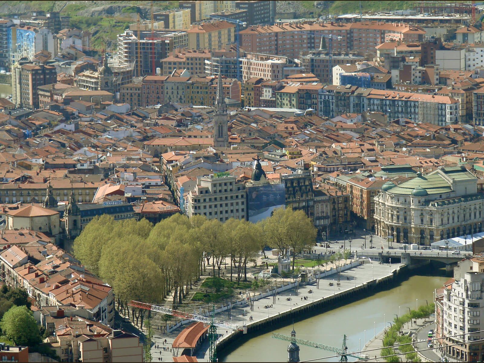 Vista aérea del Casco Viejo de Bilbao, con el Teatro Arriaga y la ría en primer plano