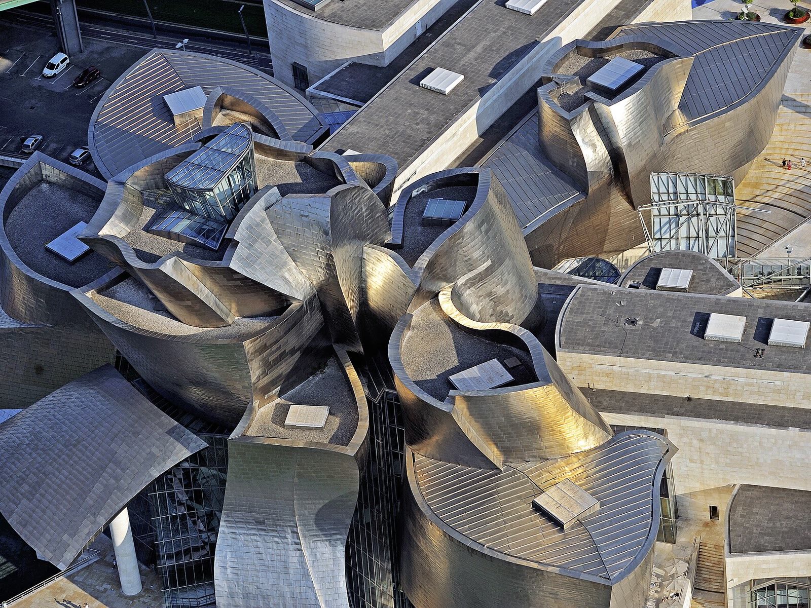 Vista aérea cenital de la cubierta de titanio del Museo Guggenheim de Bilbao