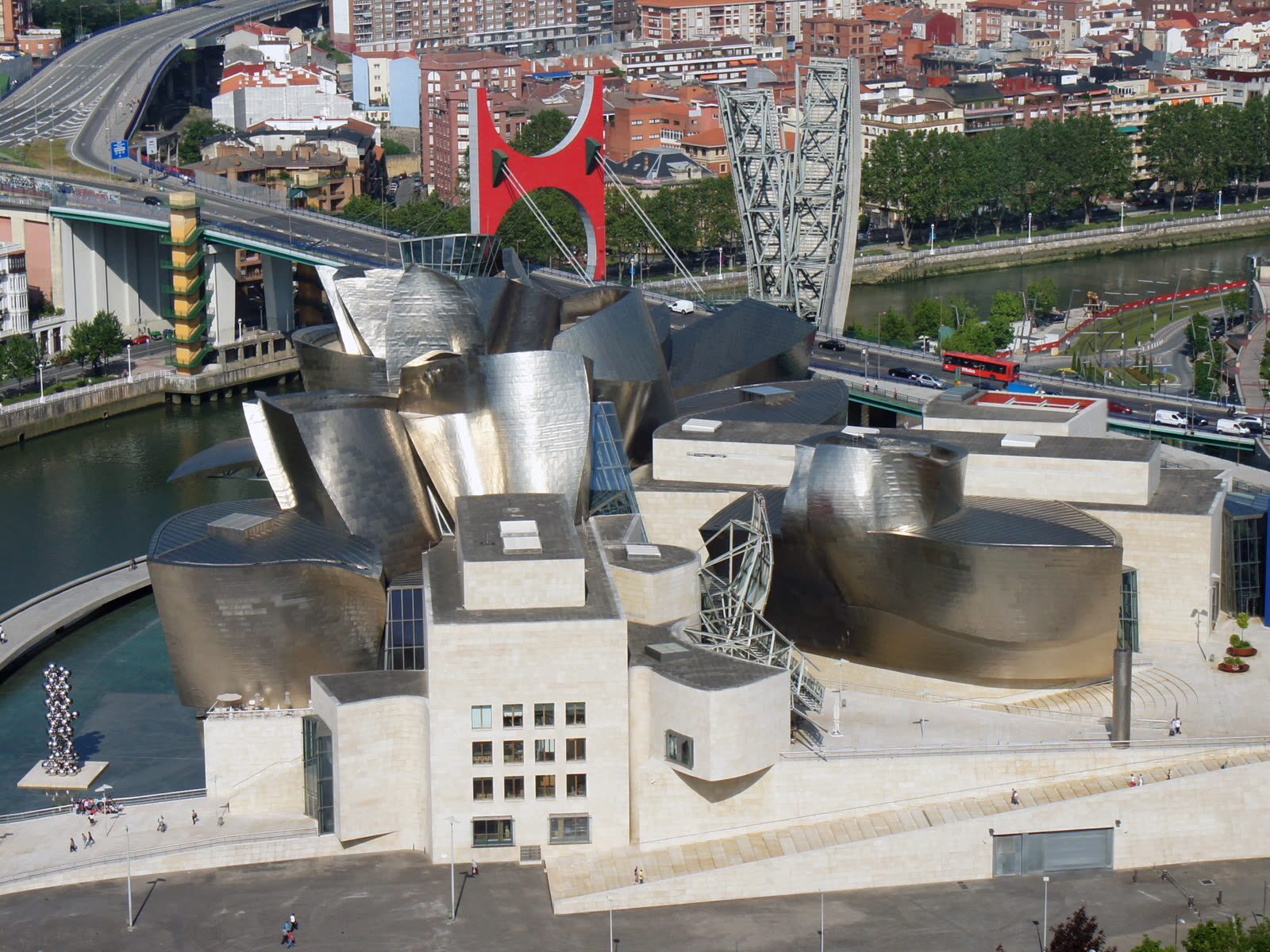 Vista aérea del Museo Guggenheim de Bilbao junto a la ría del Nervión