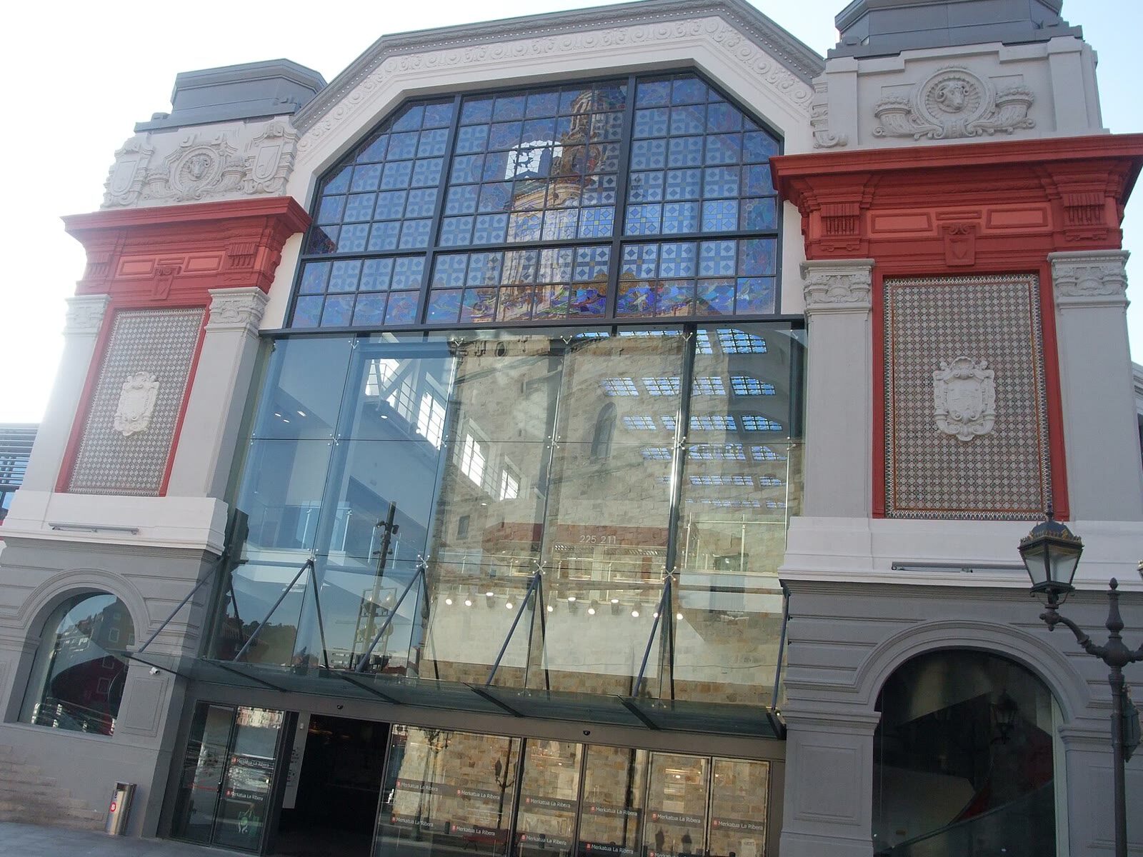 Fachada art déco del Mercado de la Ribera en Bilbao, con sus vidrieras