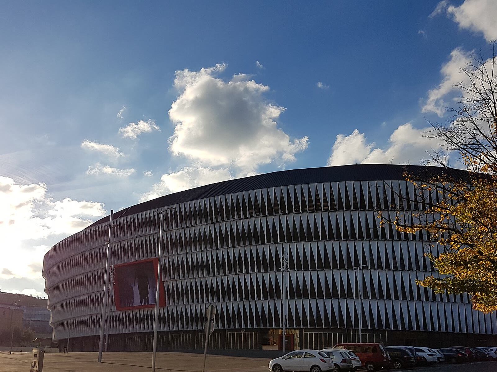 Fachada del estadio San Mamés de Bilbao bajo un cielo con nubes