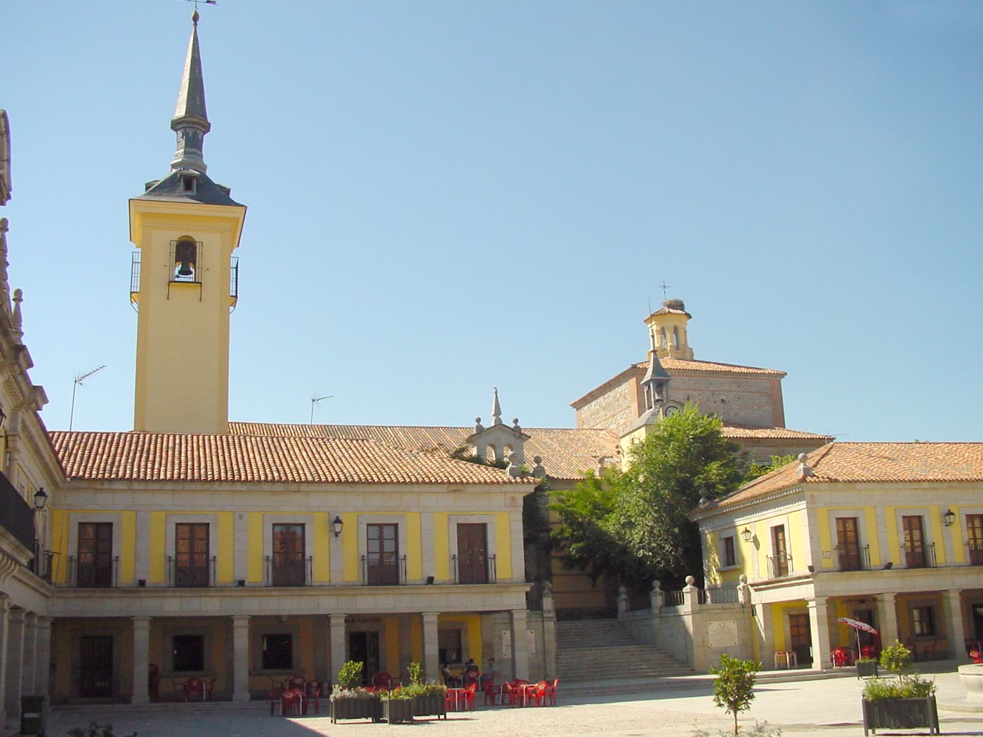 Plaza Mayor de Brunete con la torre de la Iglesia de Nuestra Señora de la Asunción