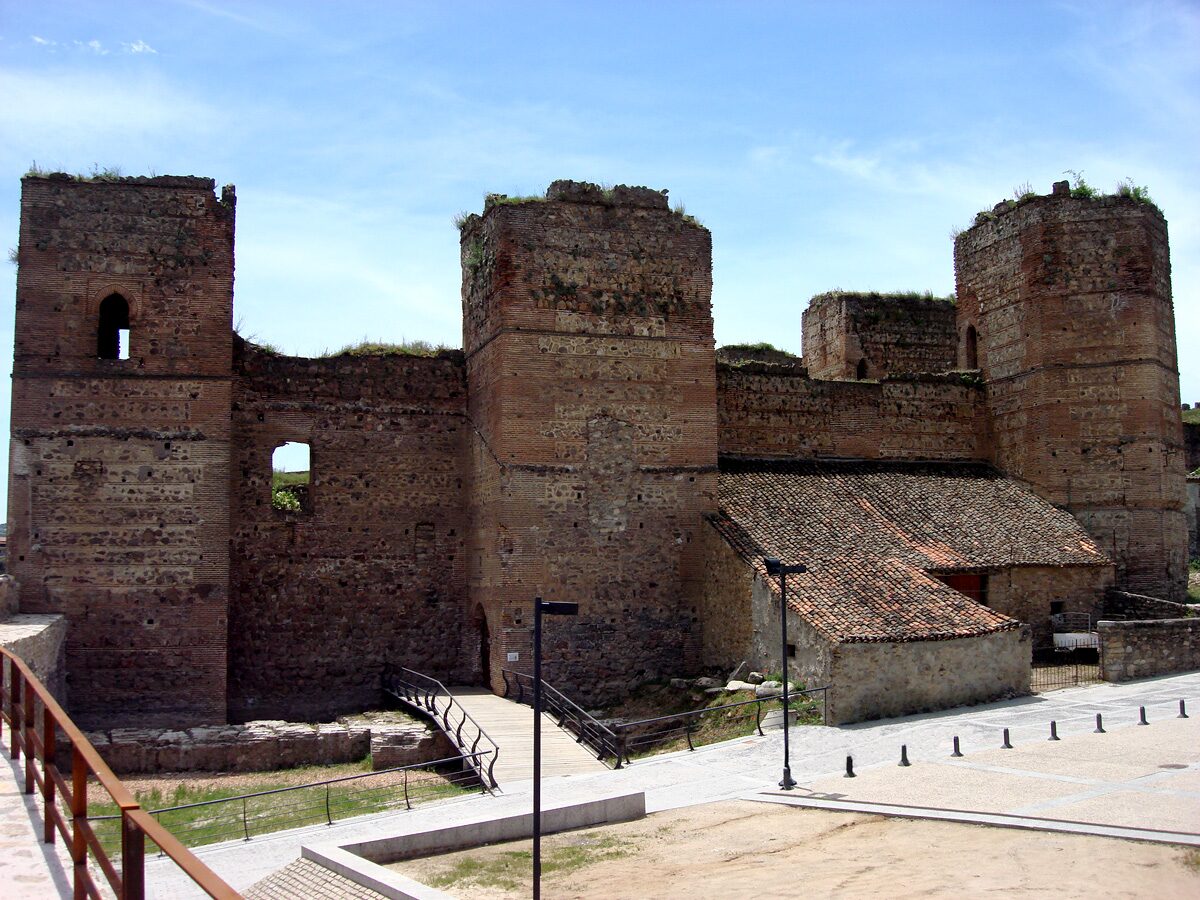 Torres del castillo gótico-mudéjar de Buitrago del Lozoya, dentro del recinto amurallado