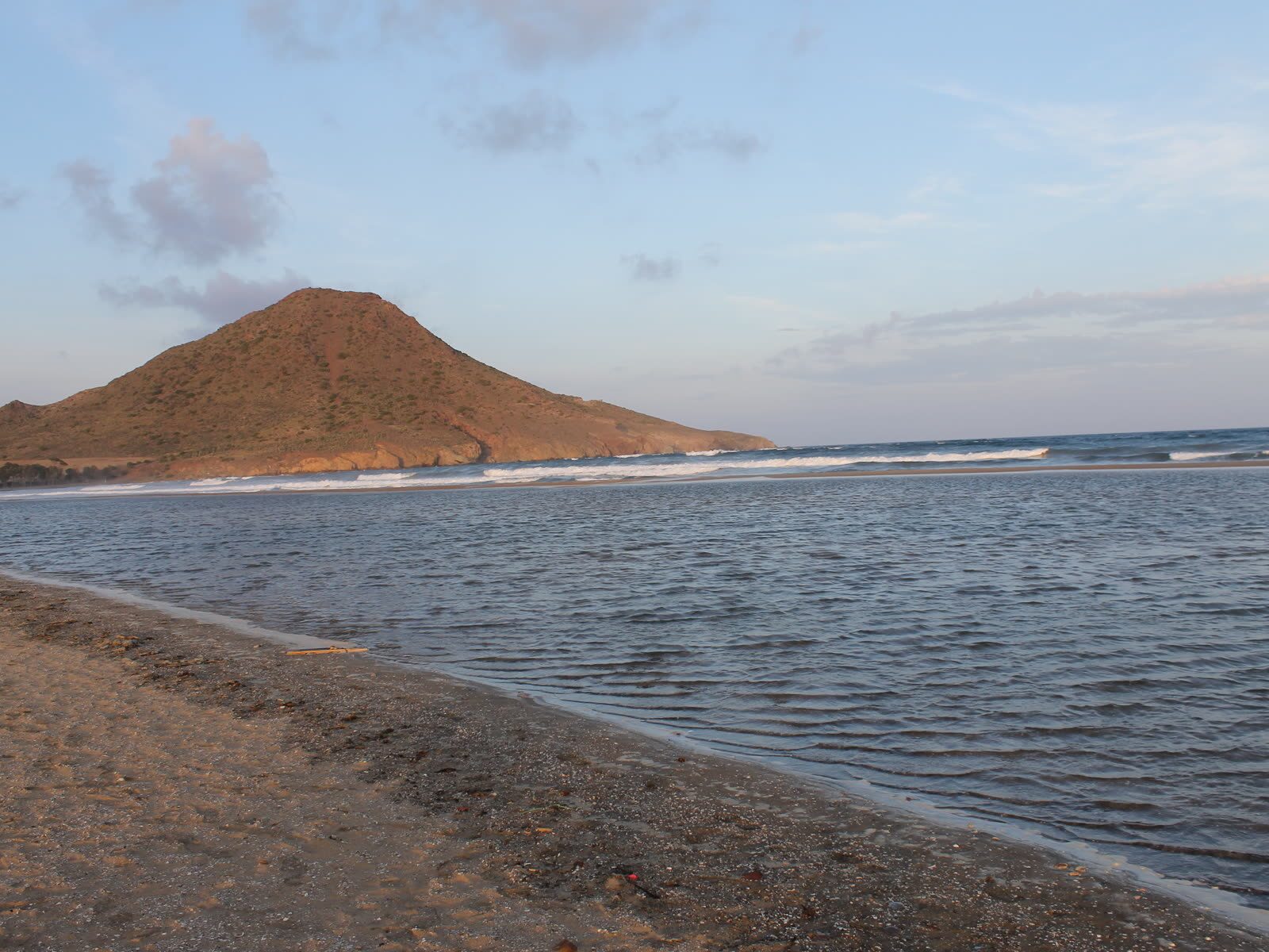 Playa de los Genoveses en Cabo de Gata, con su característico cerro volcánico al fondo