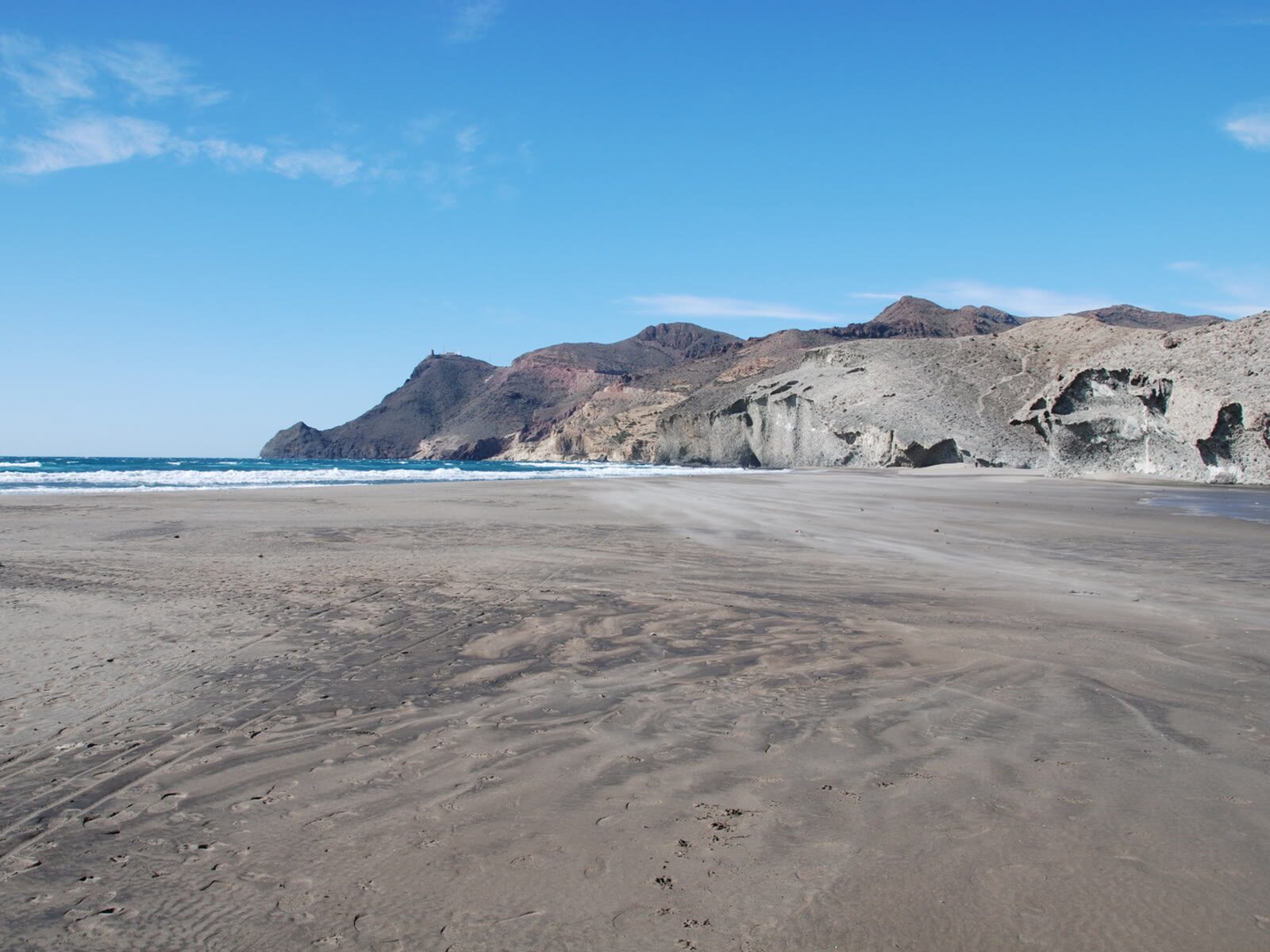 Playa del Mónsul en Cabo de Gata, con sus acantilados volcánicos junto al mar