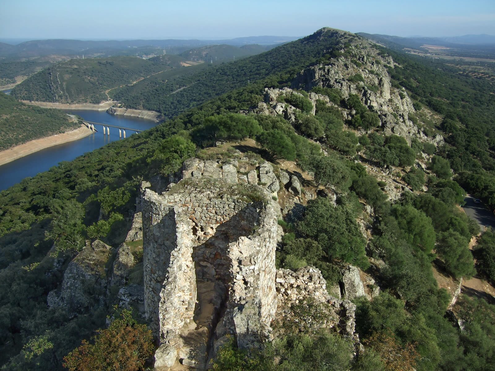 Vista del río Tajo y el Castillo de Monfragüe desde el mirador del castillo