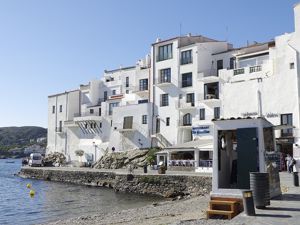 Fachada de casas blancas de Cadaqués junto al mar — Casco blanco y Casa-Museo Dalí