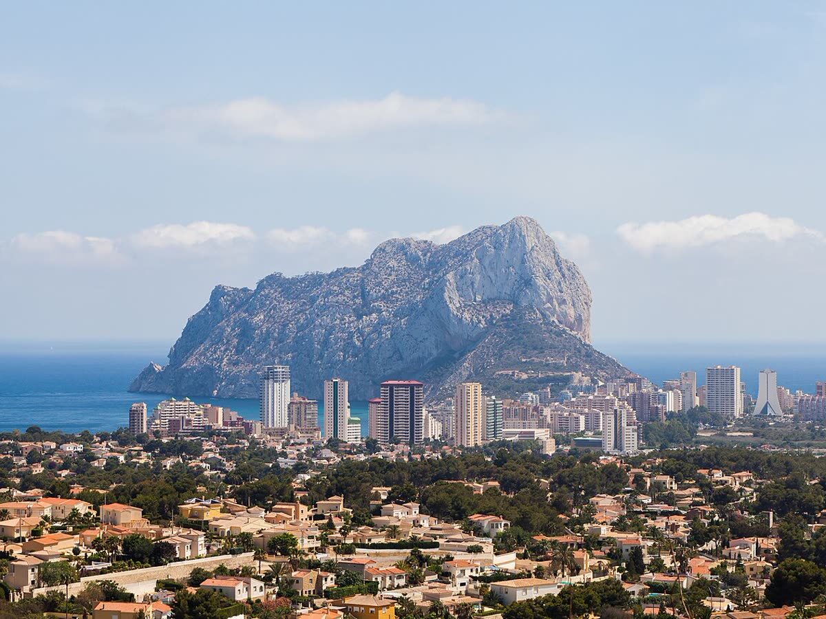 El Peñón de Ifach emergiendo del mar sobre el skyline de Calpe — Peñón de Ifach