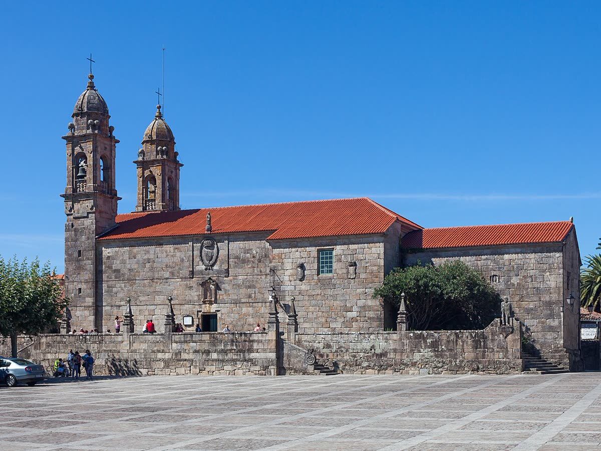 Iglesia de San Bieito presidiendo la Plaza de Fefiñáns, en el casco histórico de Cambados