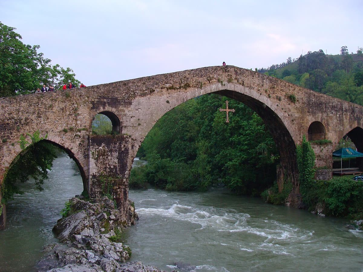 El Puente Romano de Cangas de Onís con la Cruz de la Victoria sobre el río Sella — Puente Romano y río Sella