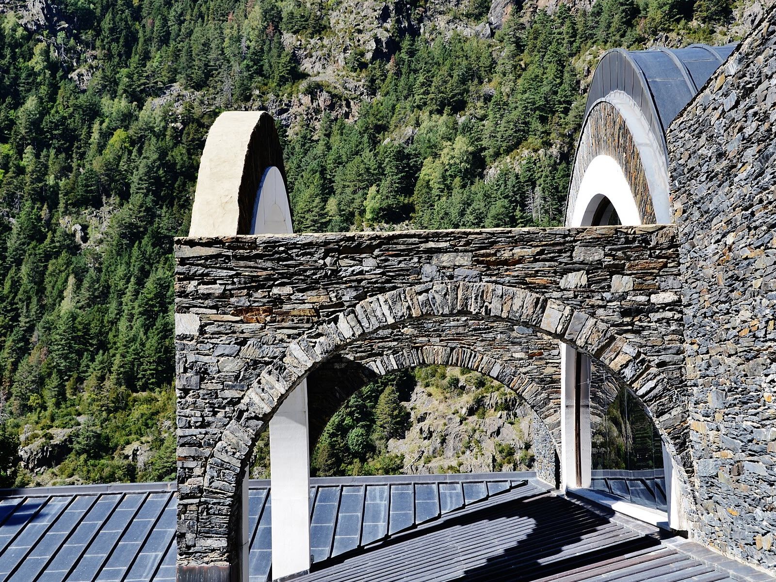 Arcos de piedra del Santuari de Meritxell en Canillo, obra de Ricardo Bofill