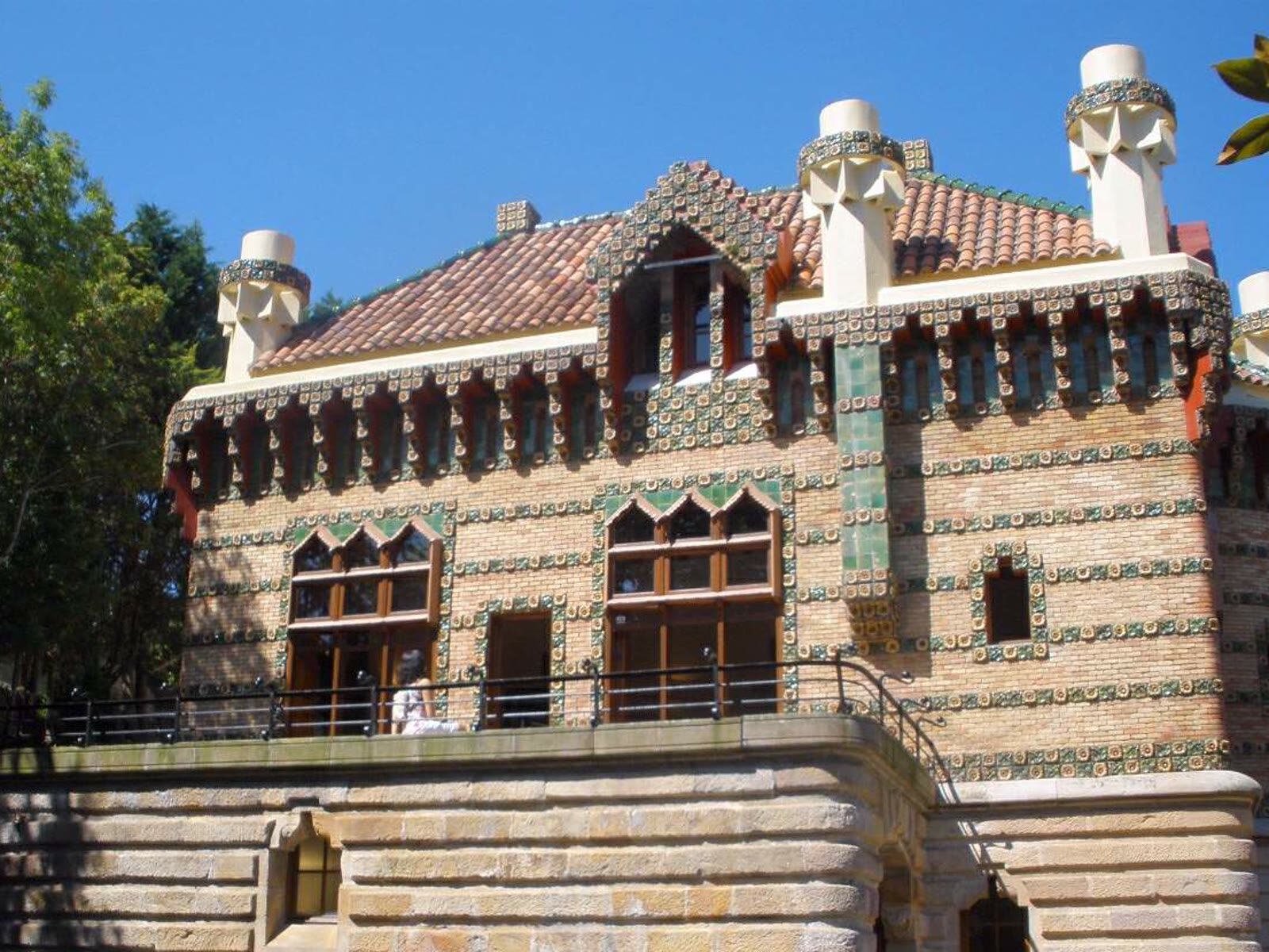 Fachada de cerámica modernista de El Capricho de Gaudí en Comillas