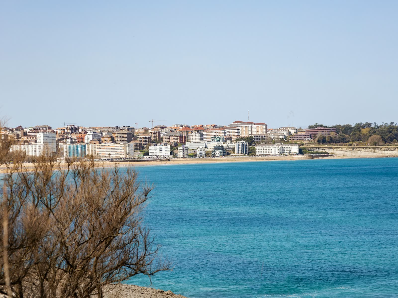 Vista de la bahía de Santander con la playa de El Sardinero al fondo