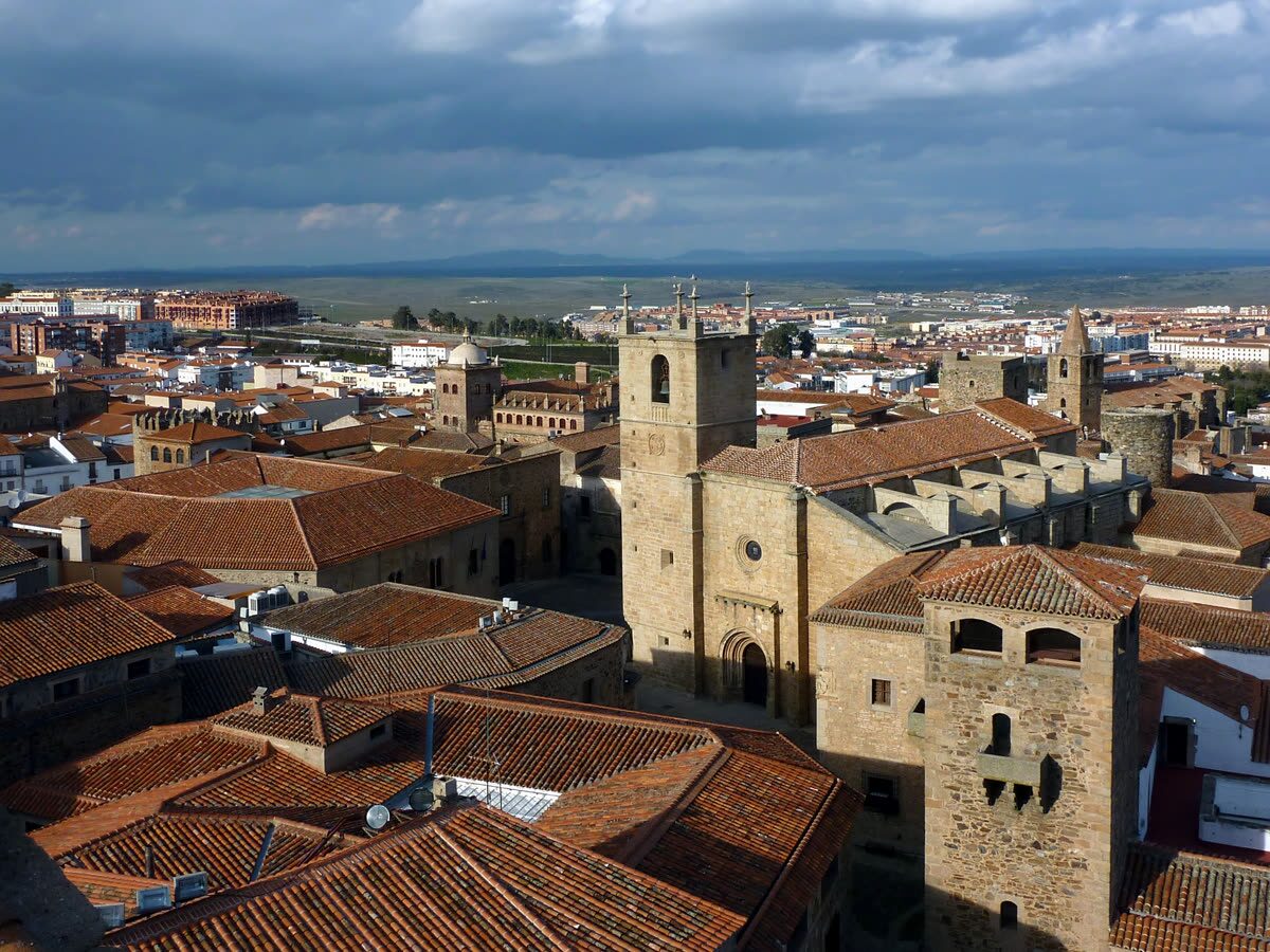 Calle empedrada de un casco histórico español — Villas modernistas