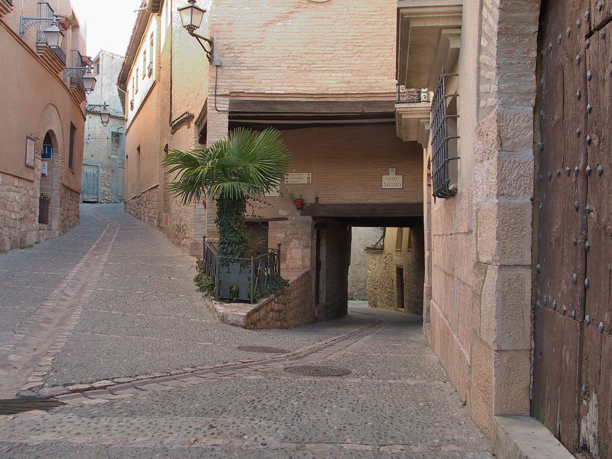 Calle empedrada de un casco histórico español