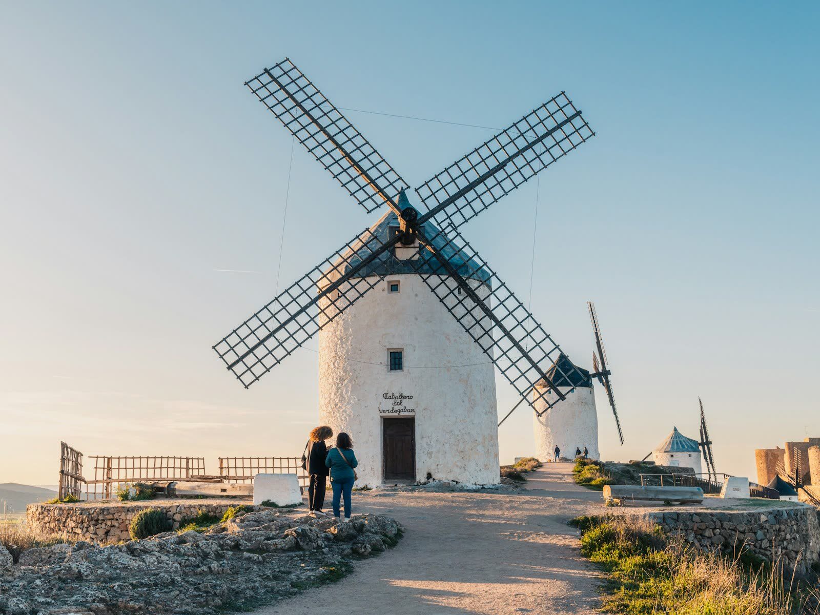 Molinos de viento tradicionales en Consuegra al atardecer
