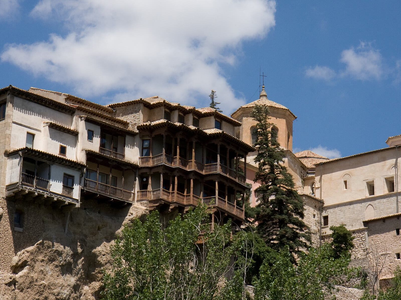 Casas Colgadas de Cuenca sobre el acantilado rocoso