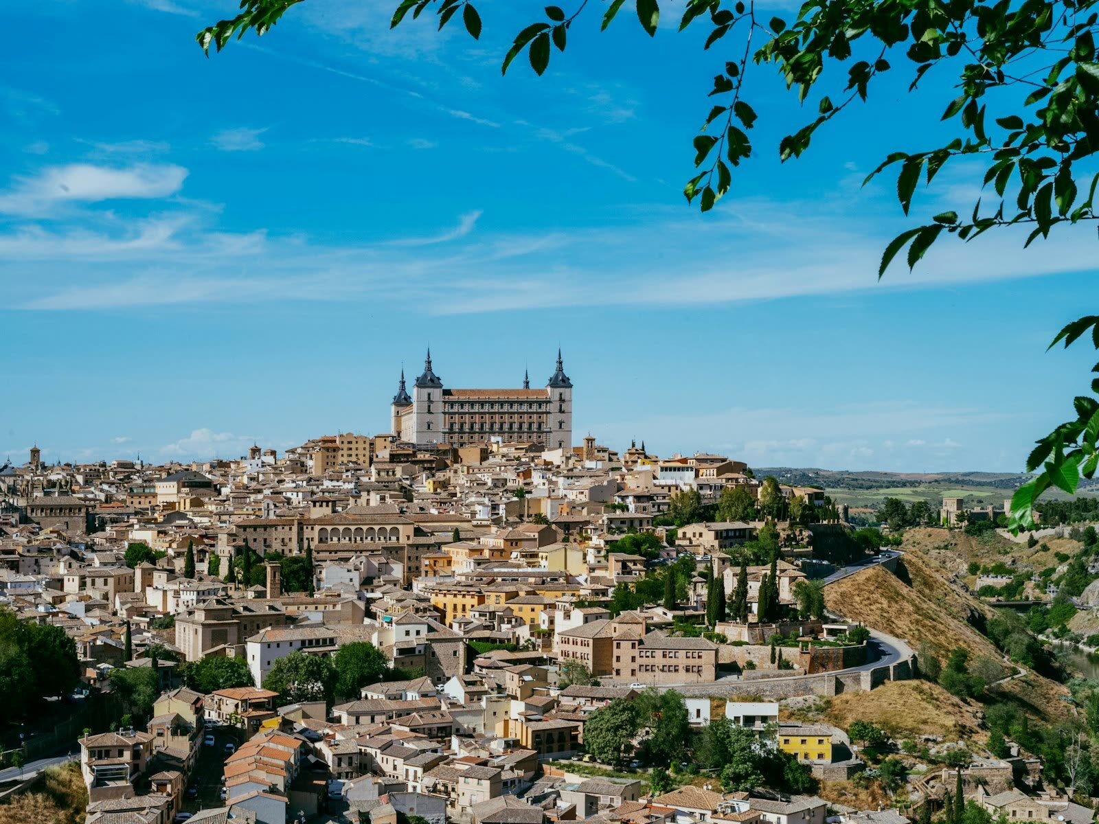 Skyline de Toledo con el Alcázar sobre la ciudad y el río Tajo