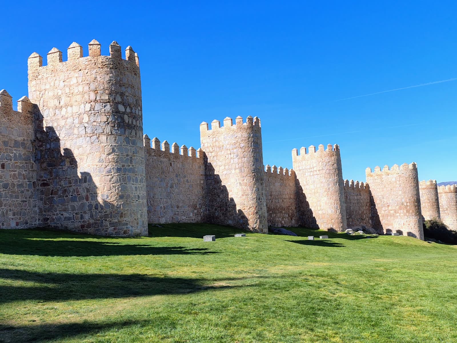 Murallas medievales de Ávila con sus torres almenadas